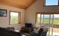 Cheerful 2 bedroom cottage with free parking