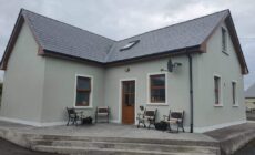 Farmhouse-Garden-2minToBeach-Parking-Fireplace-3BR