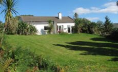 Haus mit Blick auf die Kenmare Bucht umgeben von subtropischer Vegetation - b48742