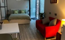 Hugo Mews Bright Studio Apartment