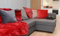 The RED KEEP Fab Location - Two Bed - Two Bathrooms -Townhouse