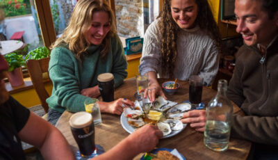 Des amis dégustant des huîtres et de la Guinness au Pub - © Big Style Media - Fáilte Ireland