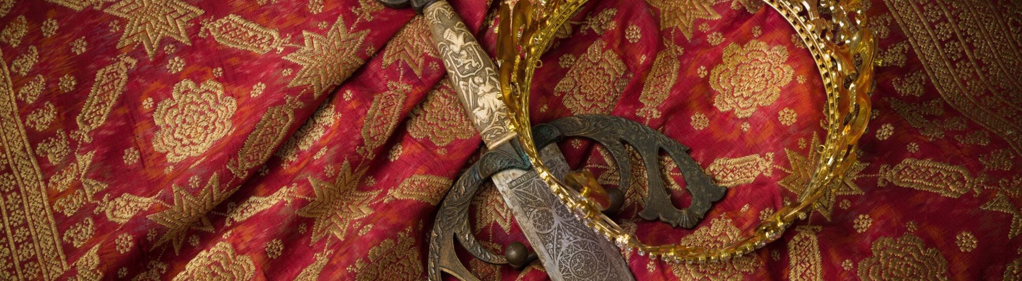 Une épée et une couronne - Canva Pro