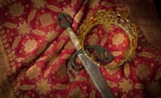 Une épée et une couronne - Canva Pro