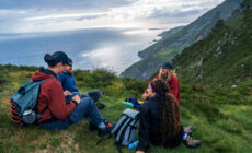 Des randonneurs face à Slieve League - © Big Style Media - Fáilte Ireland