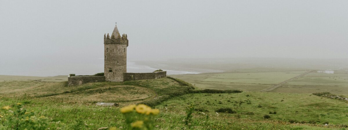 Doonagore castle - Photo de Aldo De La Paz sur Unsplash
      